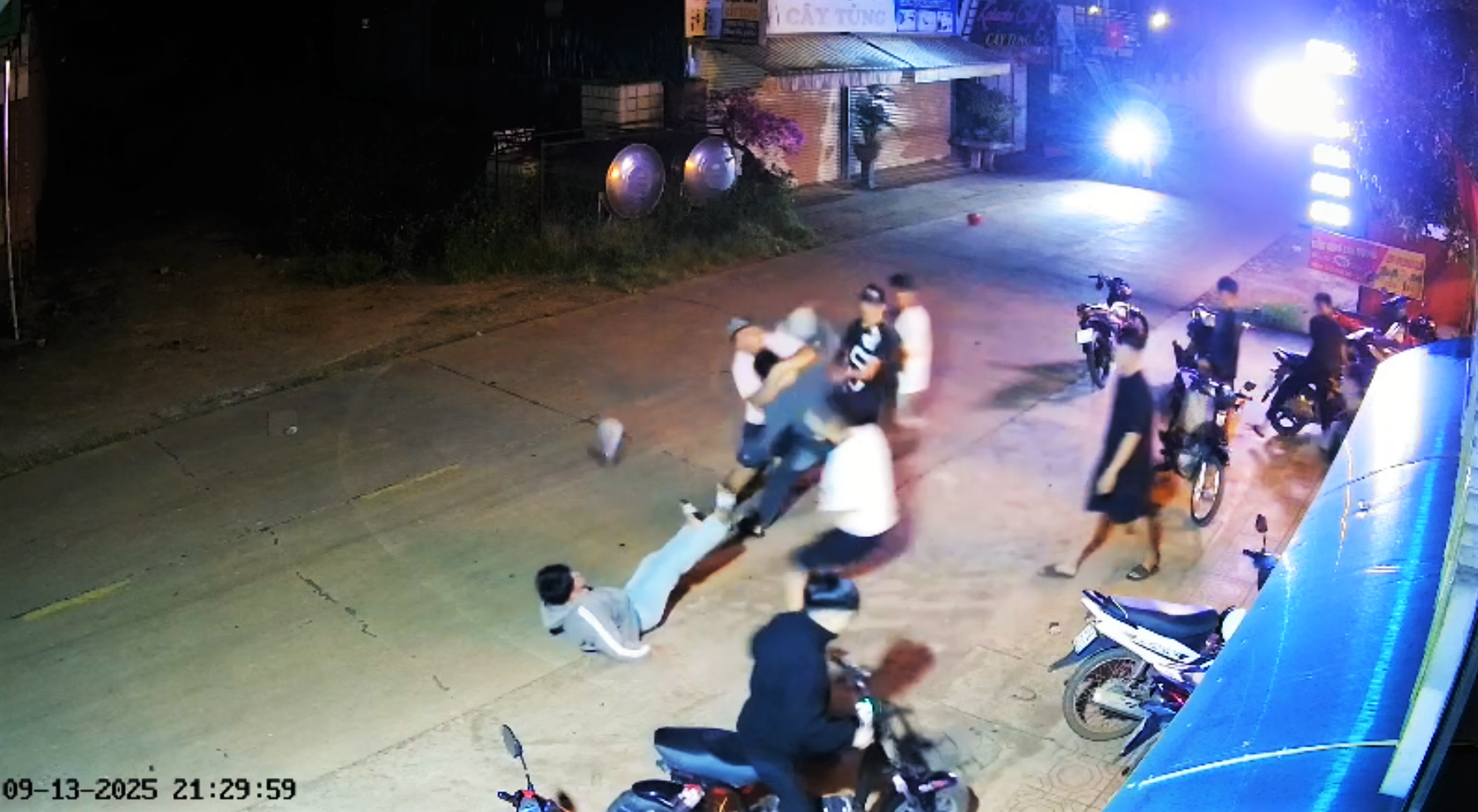 Hai nhóm thanh niên hỗn chiến tại quán cà phê, một người tử vong