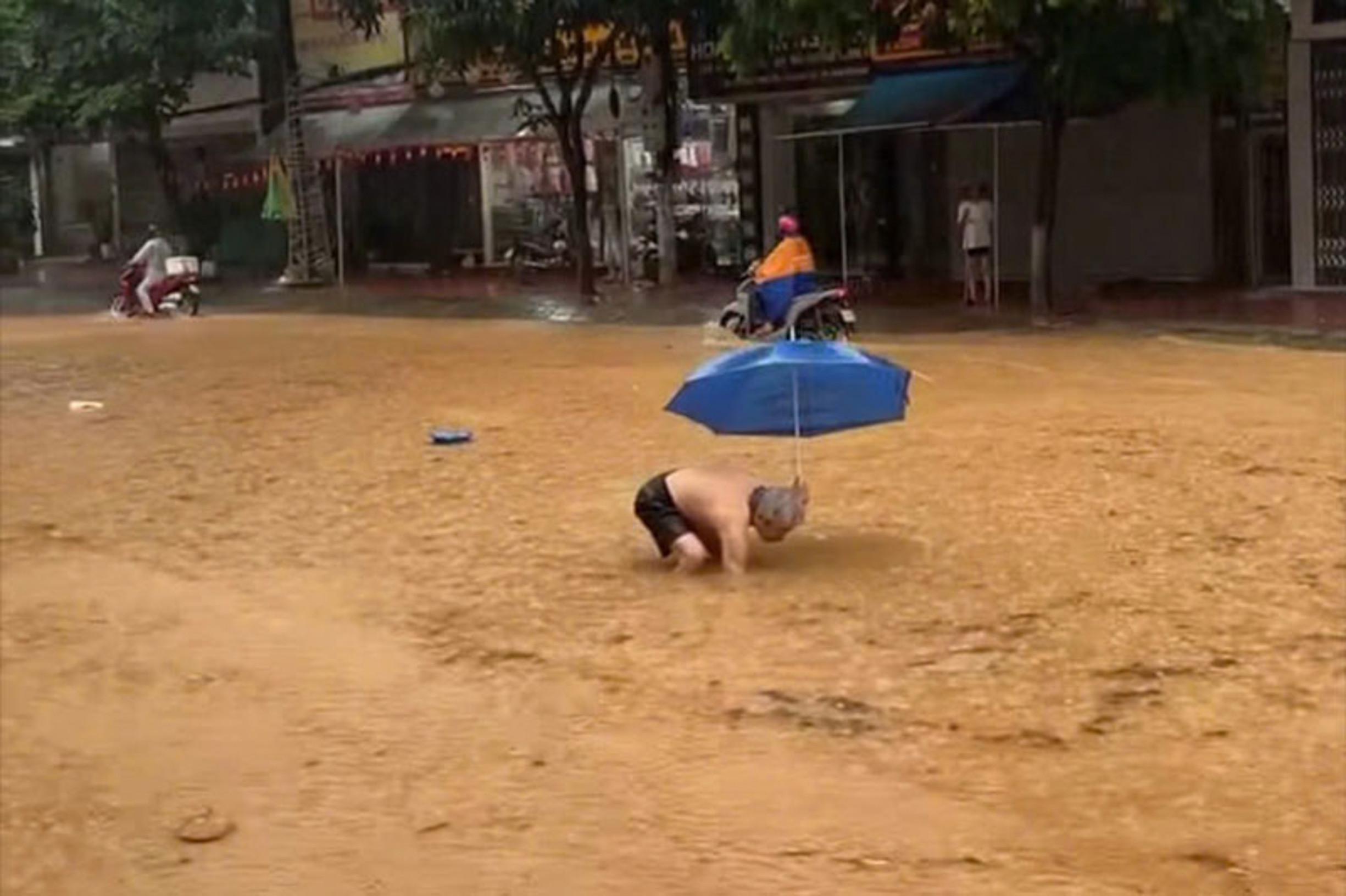 Đường phố Lào Cai ngập sâu sau mưa lớn