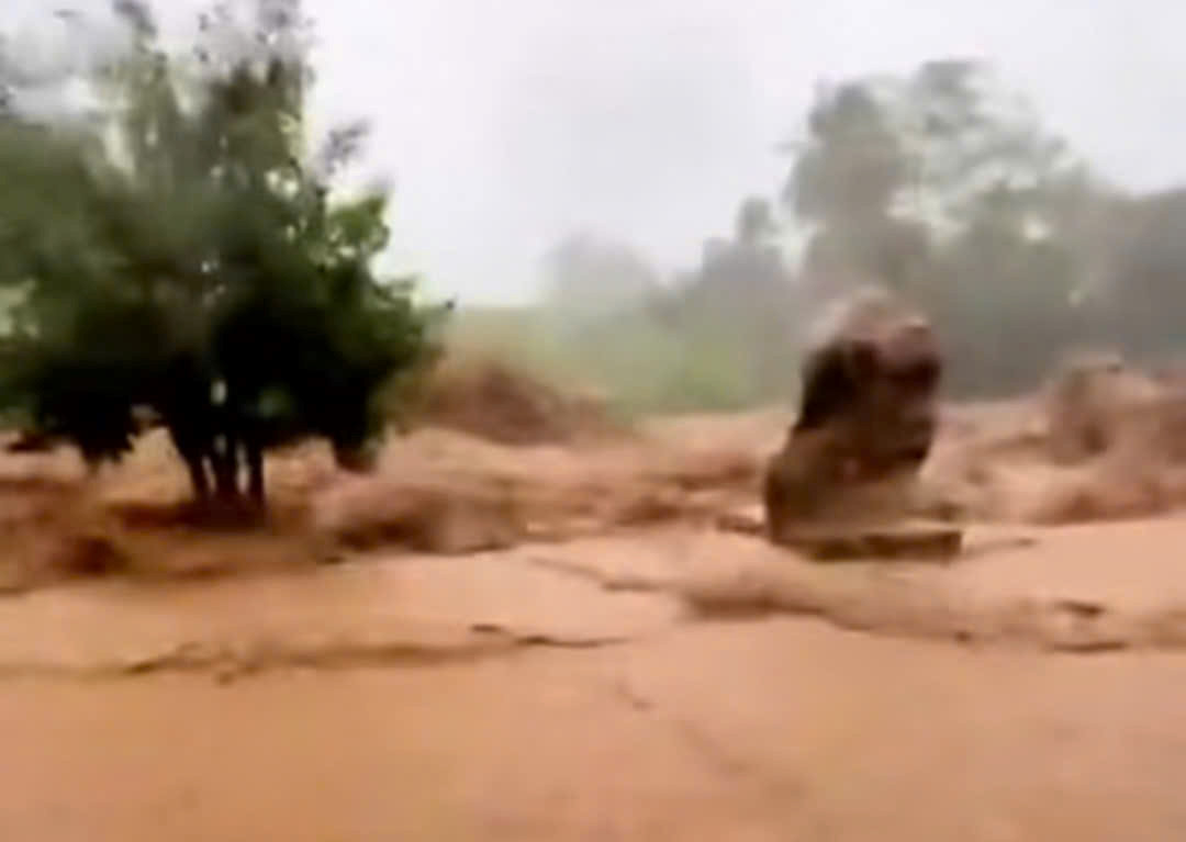 Kinh hoàng cơn lũ ống cuồn cuộn ở Khánh Hòa