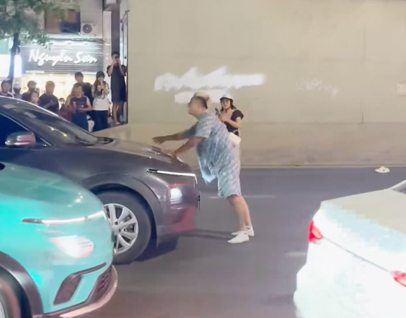 Nam thanh niên lao ra đường chặn đầu ô tô, đánh tài xế xe máy ở Hà Nội