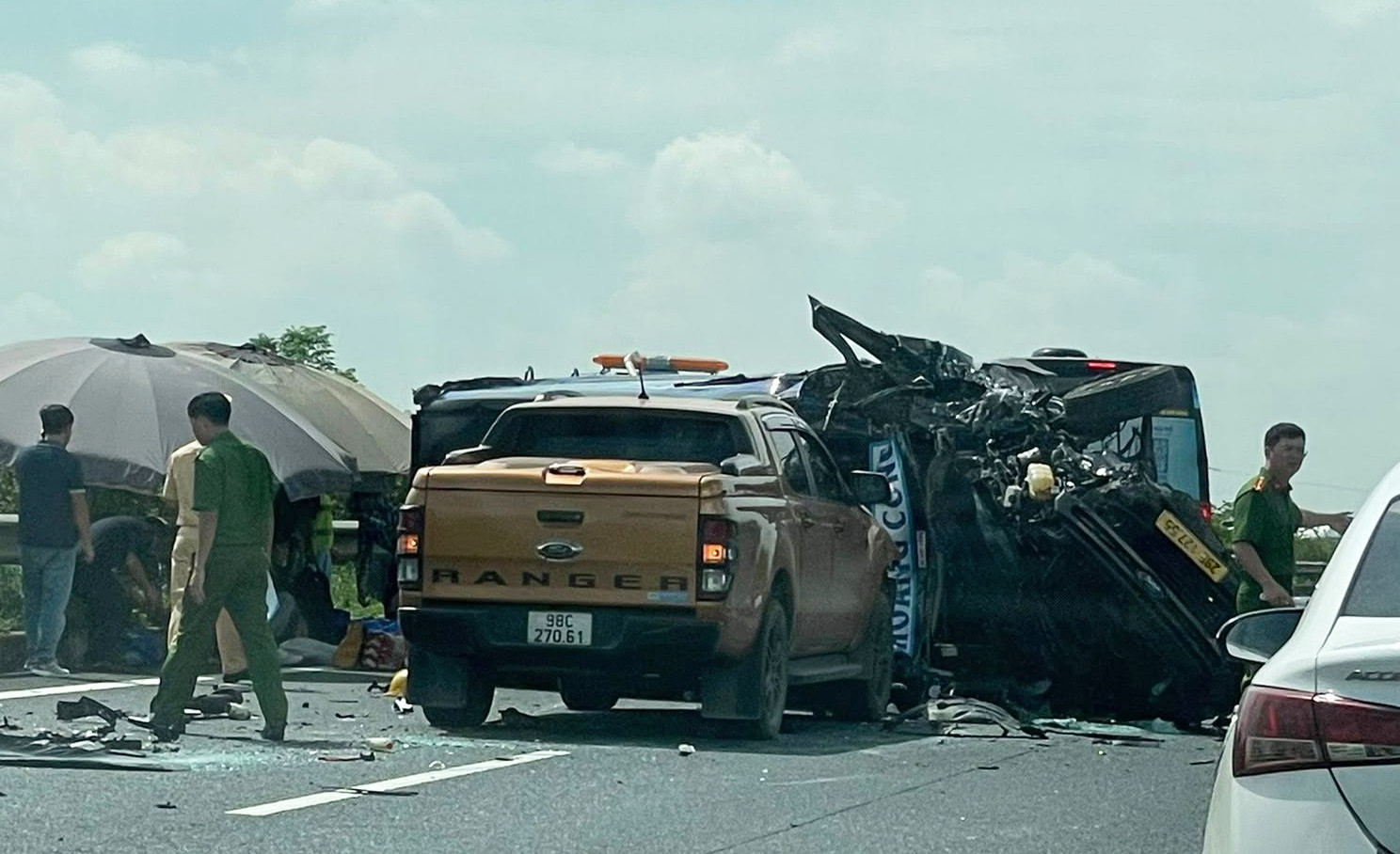 Ô tô limousine bẹp dúm, xe khách văng khỏi cao tốc sau cú tông liên hoàn