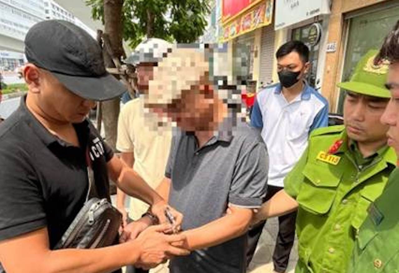 Cầm tuýp sắt đuổi đánh người dân sau va chạm giao thông ở Hà Nội