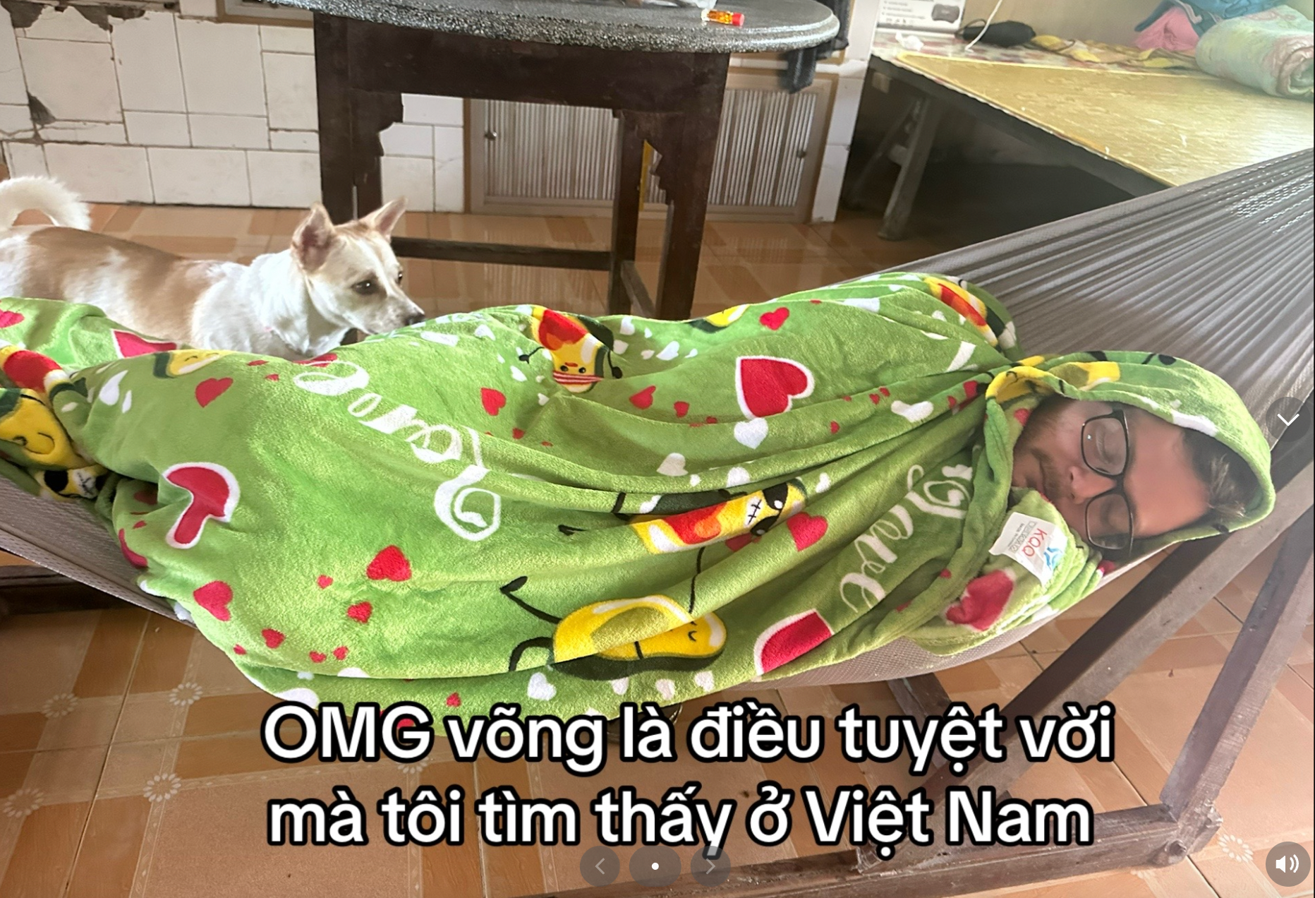 Cảnh anh Tây 'phê hết cỡ' khi nằm võng ở Việt Nam gây bão TikTok
