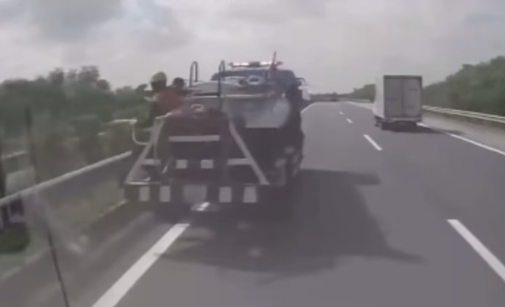 Tai nạn 8 người bị thương trên cao tốc: Xe tưới cây có đặt biển cảnh báo?