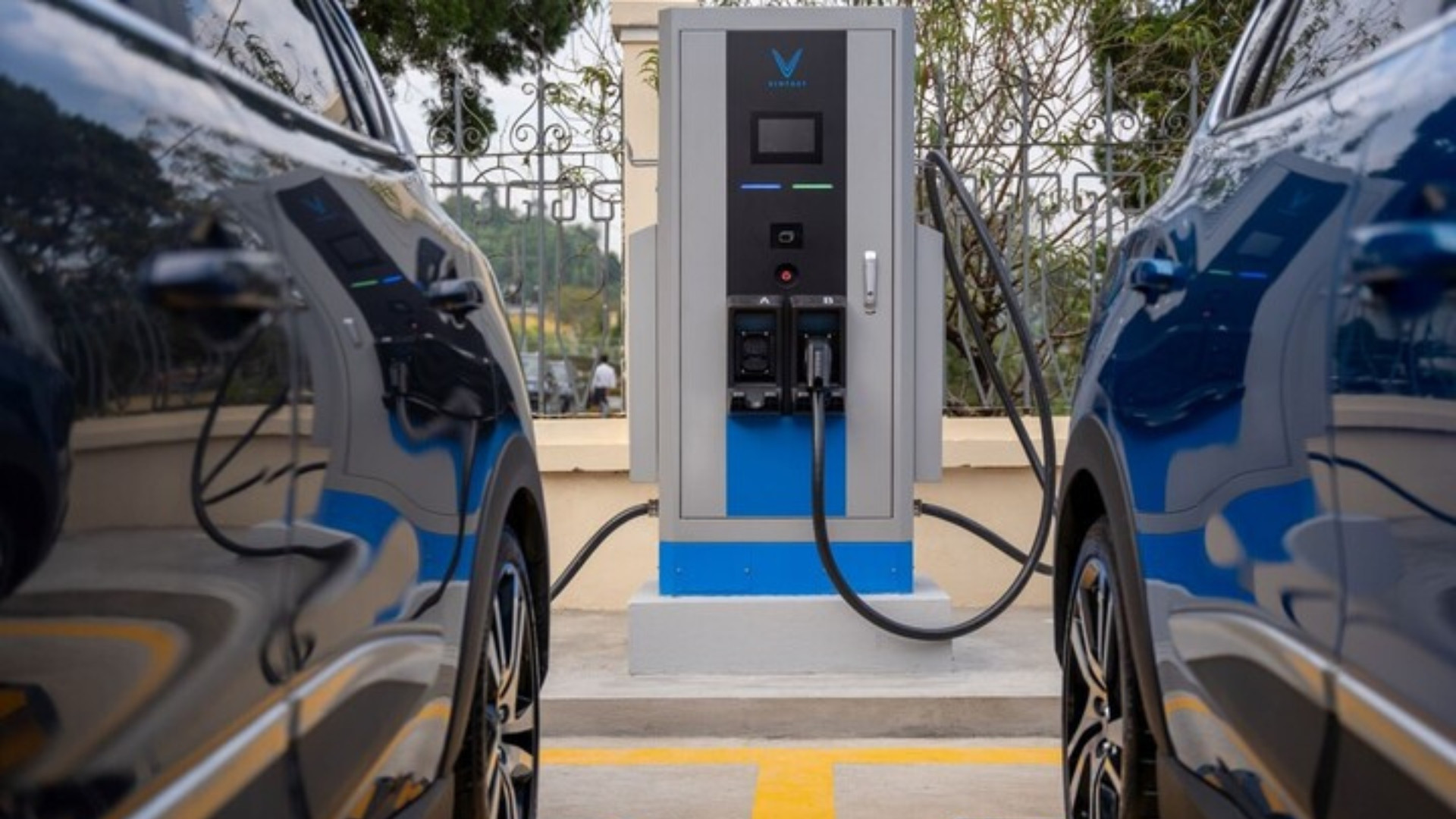 V-Green bắt tay Thế Giới Di Động, phủ sóng hơn 2.000 trạm sạc và đổi pin xe điện