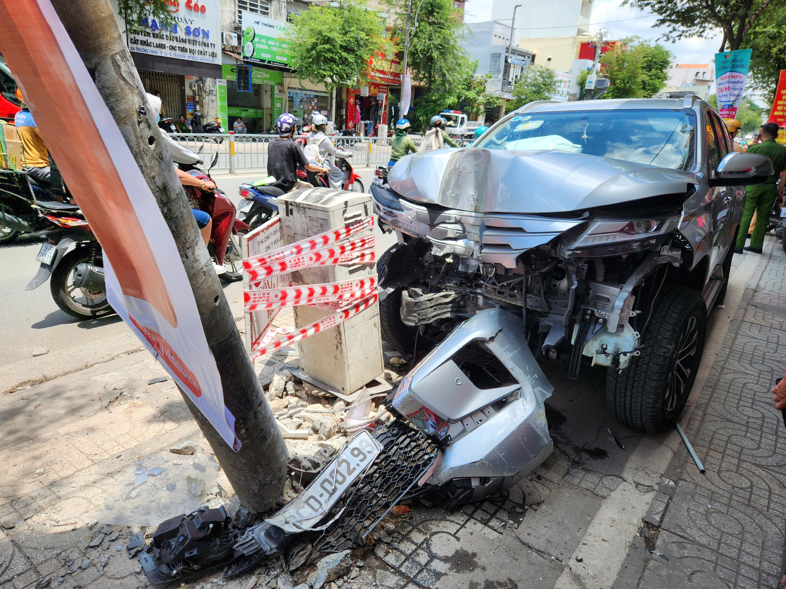 Ô tô 7 chỗ tông xe máy rồi đâm gãy trụ điện, 3 người bị thương