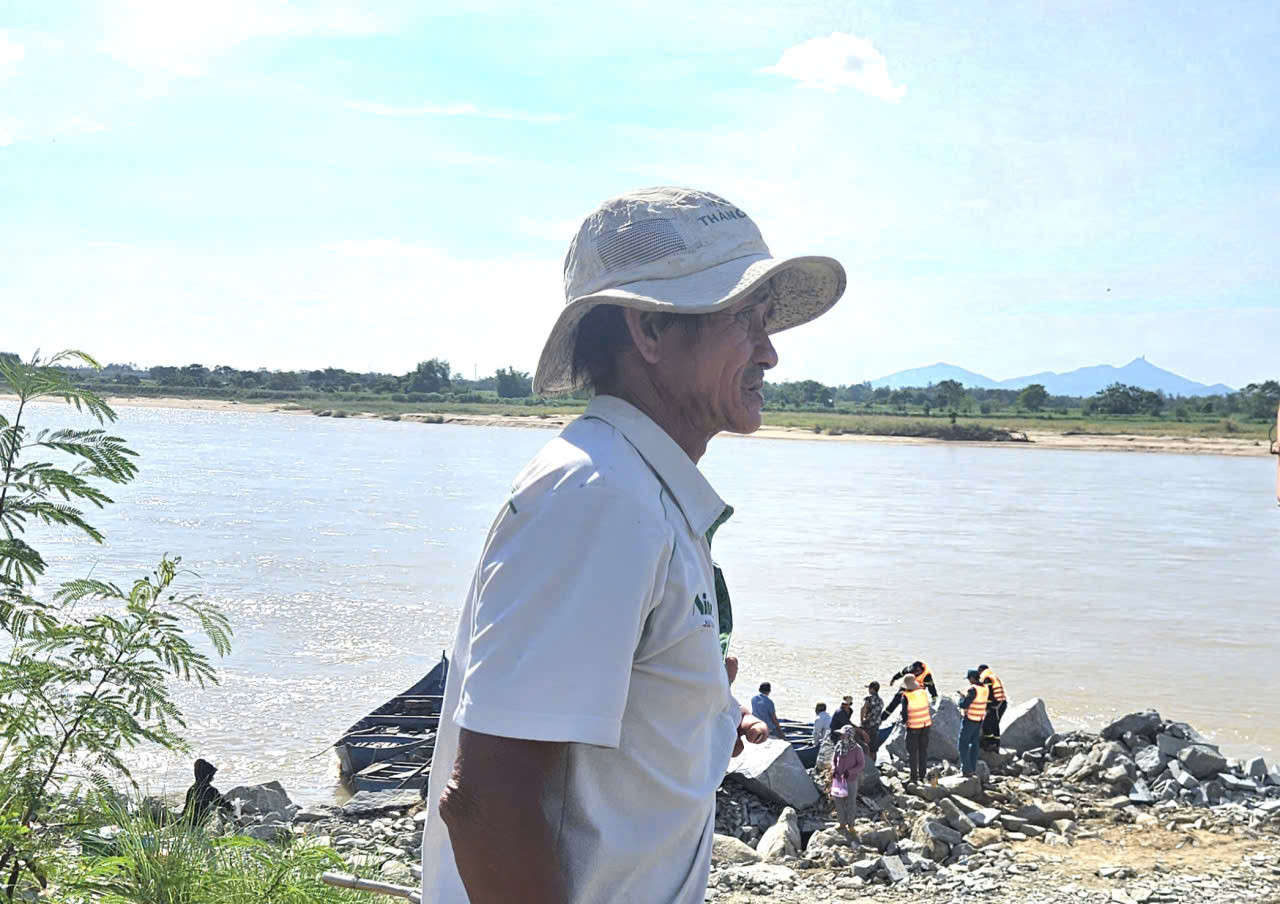 Lật xuồng máy trên sông ở Đắk Lắk, chồng bất lực nhìn vợ chìm dần 