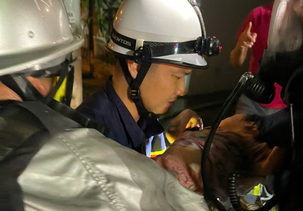 Cứu 3 mẹ con mắc kẹt trong ngôi nhà cháy ở Hà Nội