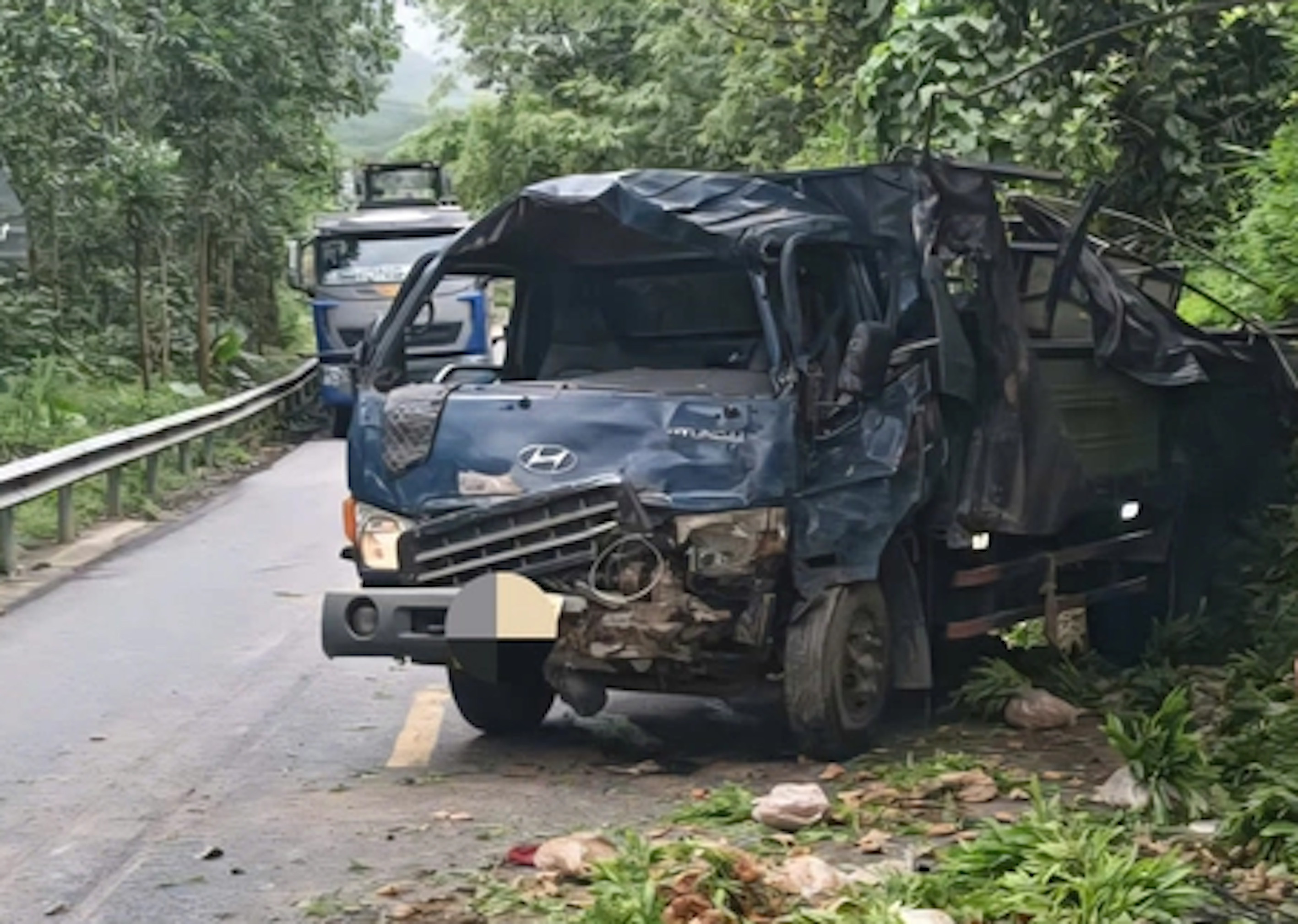 Xe tải nát bét sau khi tông vào taluy dương, 3 người nhập viện