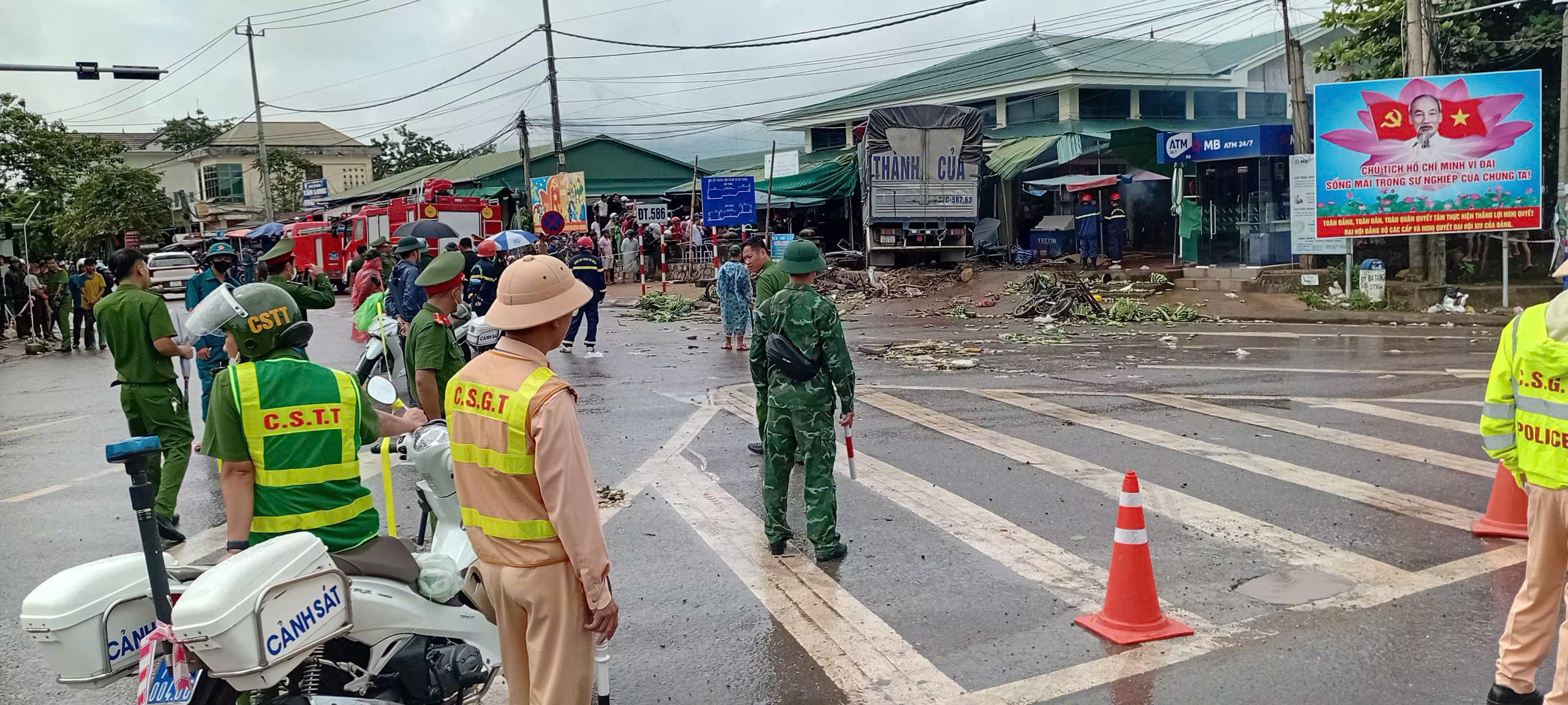 Hiện trường vụ xe tải lao vào chợ chuối khiến 3 người tử vong