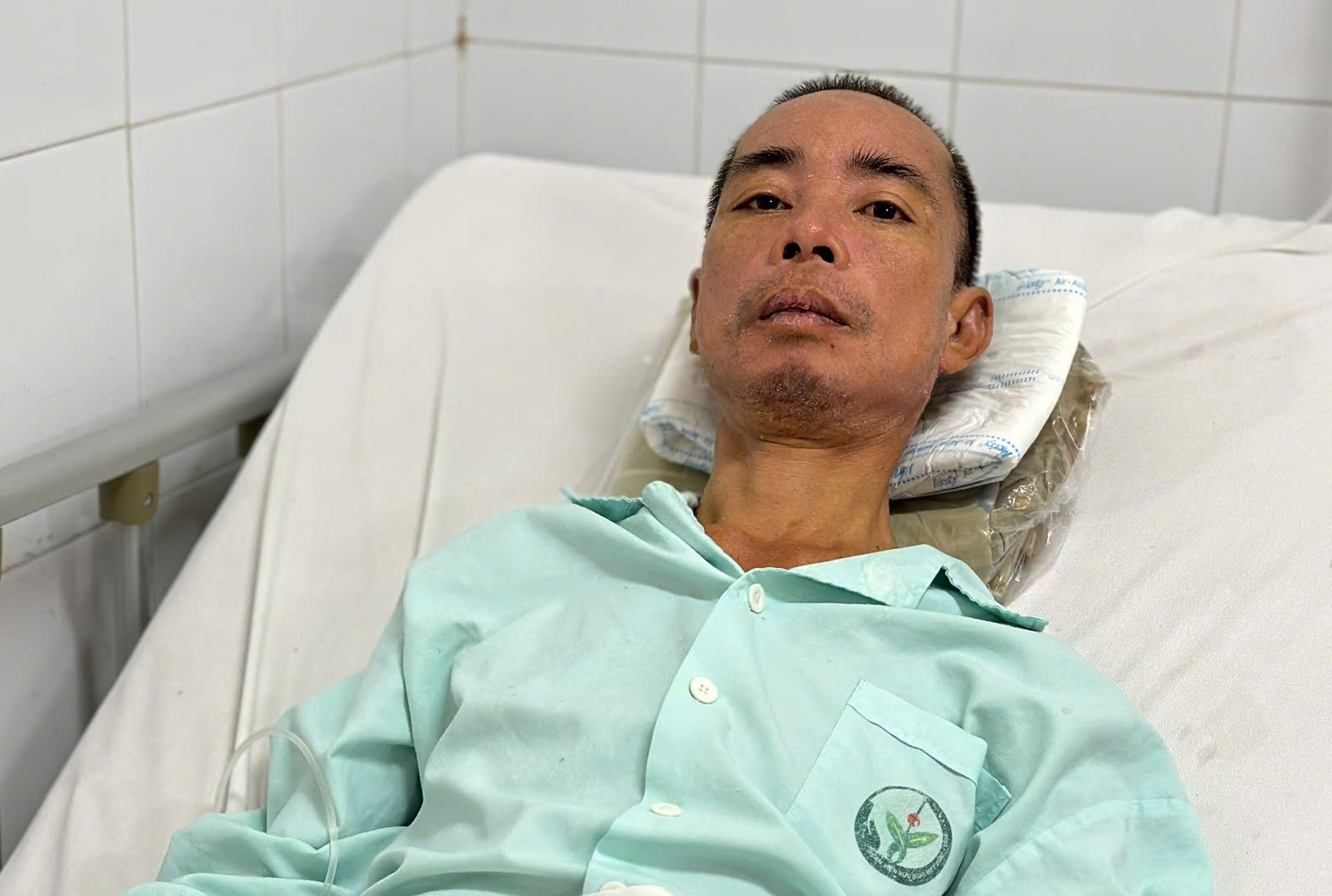 Người đàn ông suy thận 16 năm gãy chân giữa lúc nhà khánh kiệt