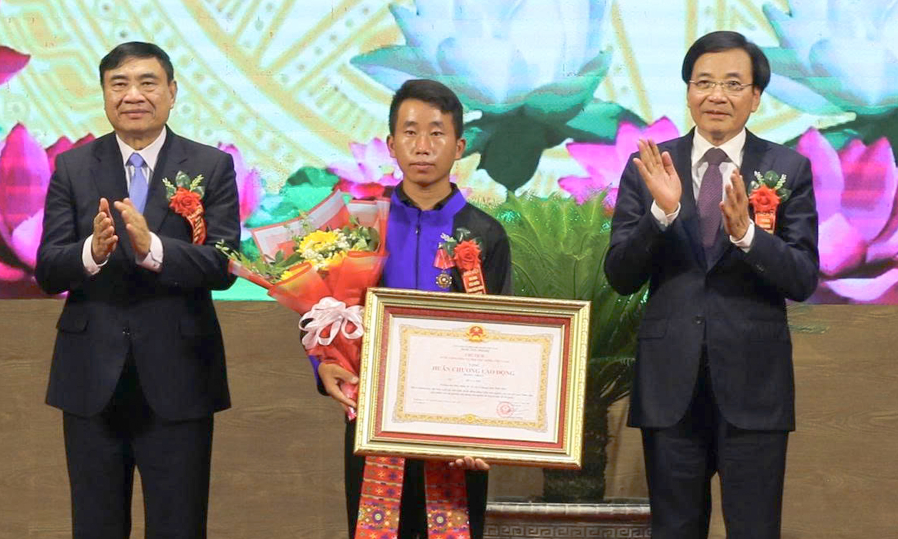 Trưởng bản cứu 90 người dân thoát lũ quét nhận Huân chương Lao động hạng Nhất