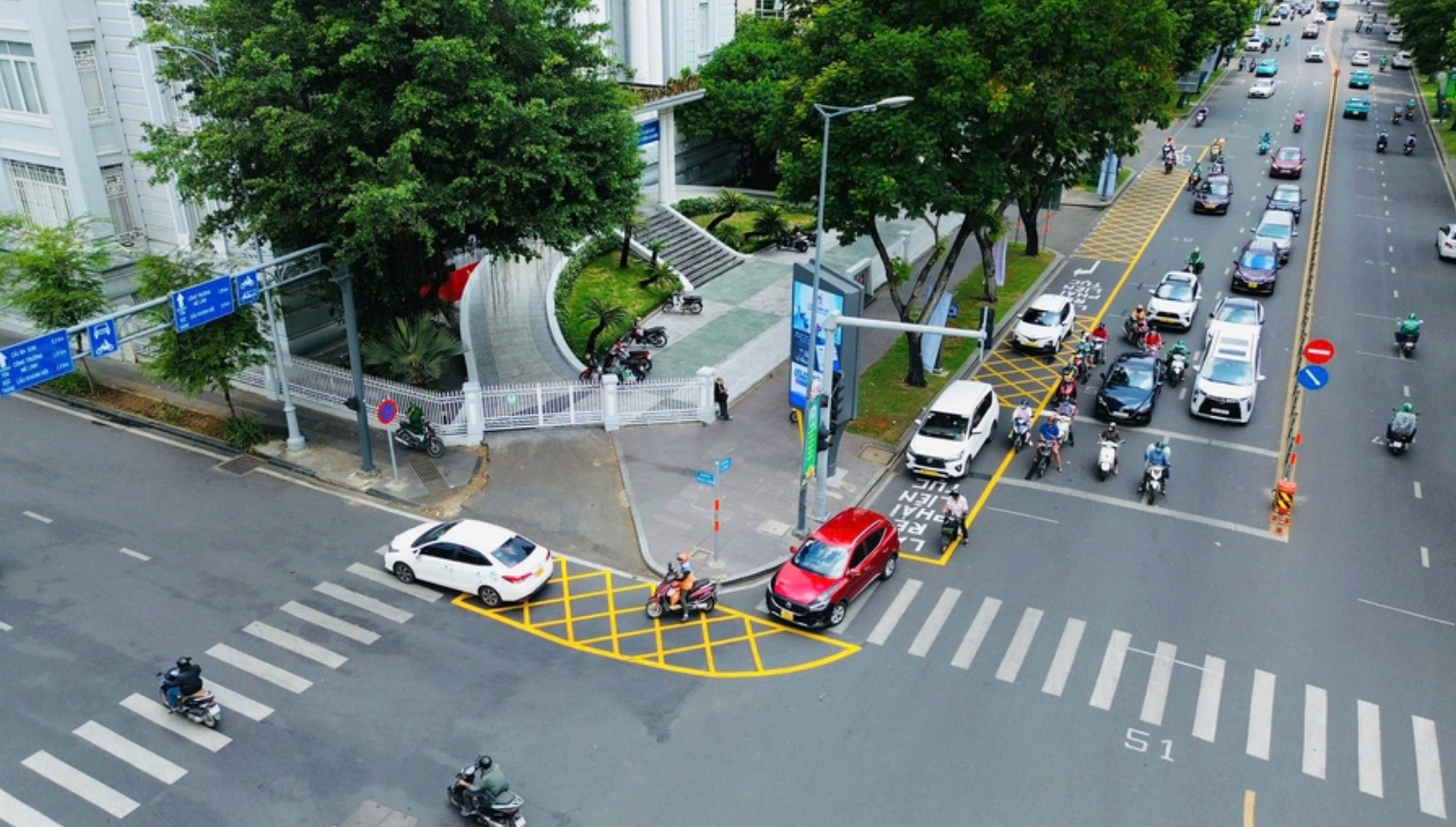 TP.HCM tiếp tục thí điểm cho xe rẽ phải khi đèn đỏ tại các giao lộ 