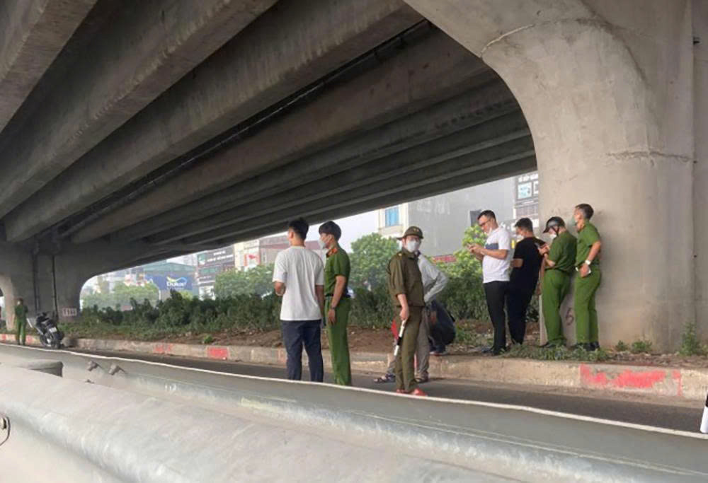 Phát hiện thi thể phân hủy dưới gầm đường Vành đai 3 trên cao ở Hà Nội