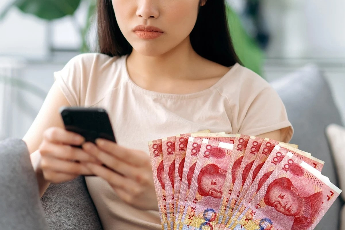 Để được con gái đi học xa nhắn tin, ông bố phải trả công 5,6 triệu đồng/tháng