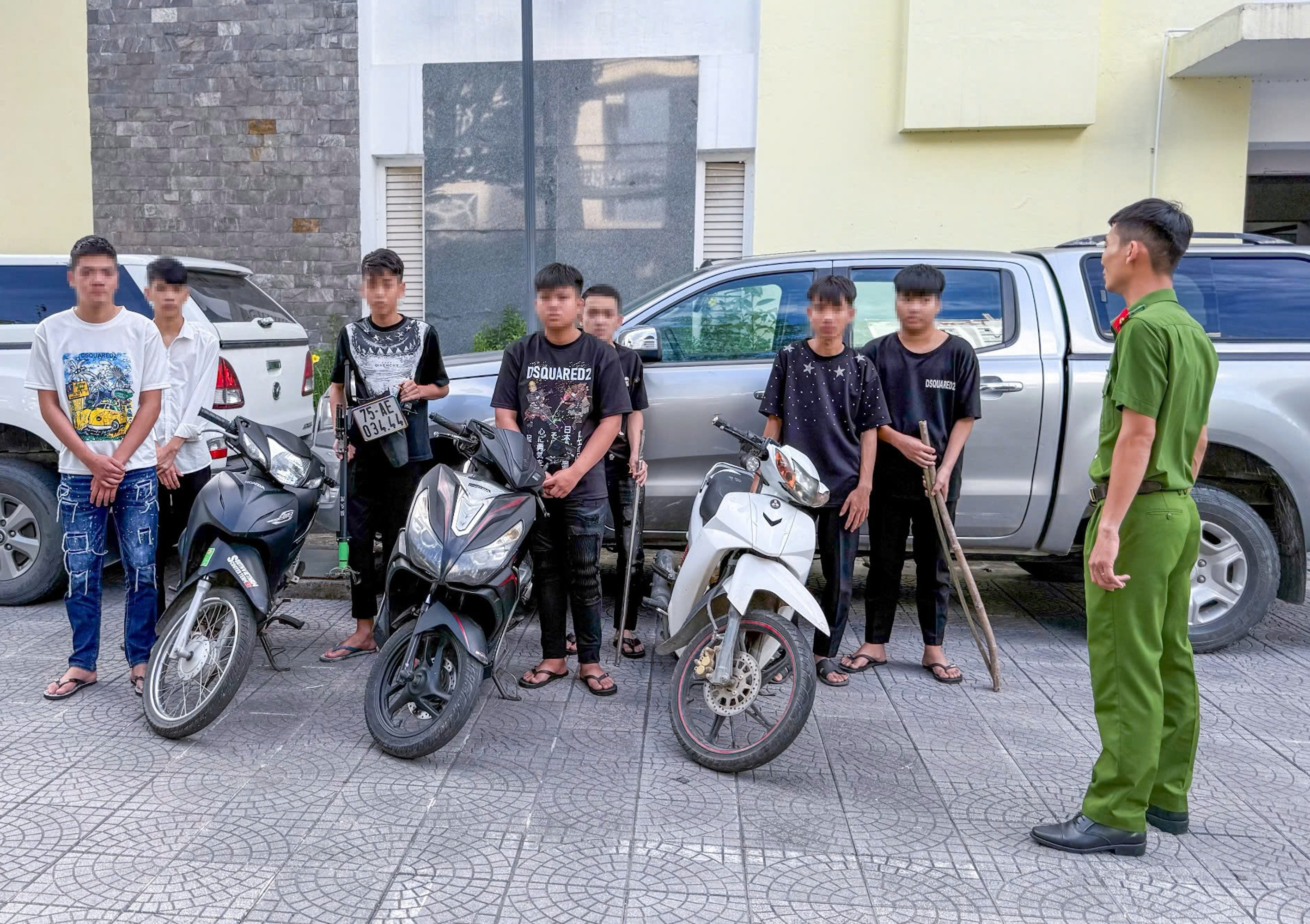 Nhóm 7 thiếu niên côn đồ mang gậy sắt ra đường đánh người, cướp xe