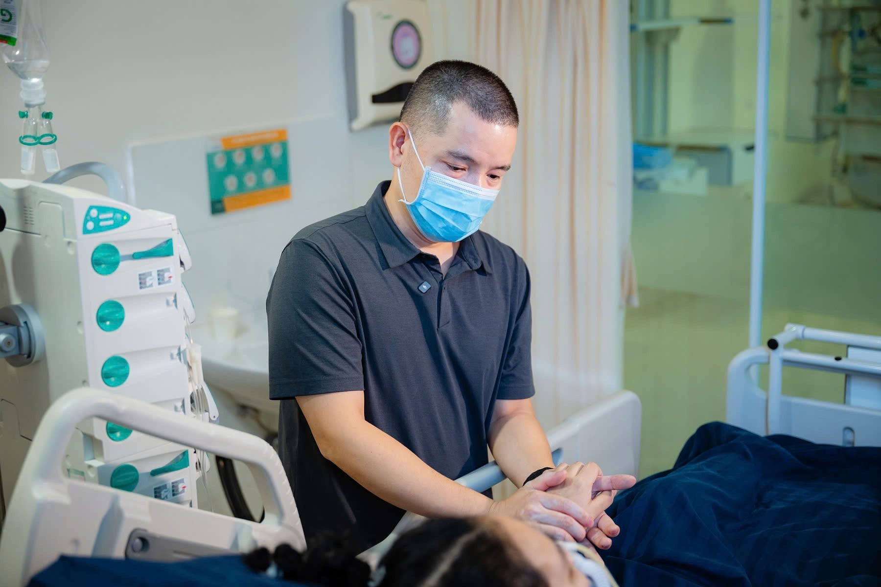 Chồng chia đôi lá gan cứu vợ