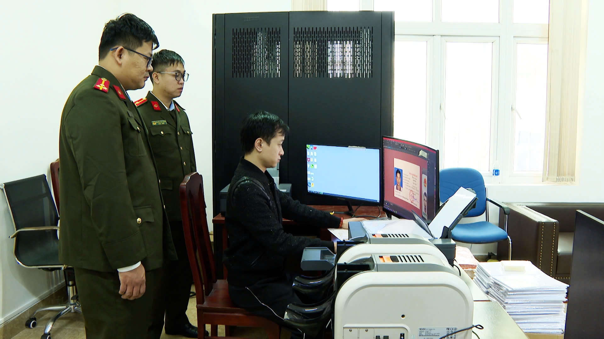 Phá đường dây làm giả giấy tờ liên tỉnh do 'ông trùm' 9x điều hành