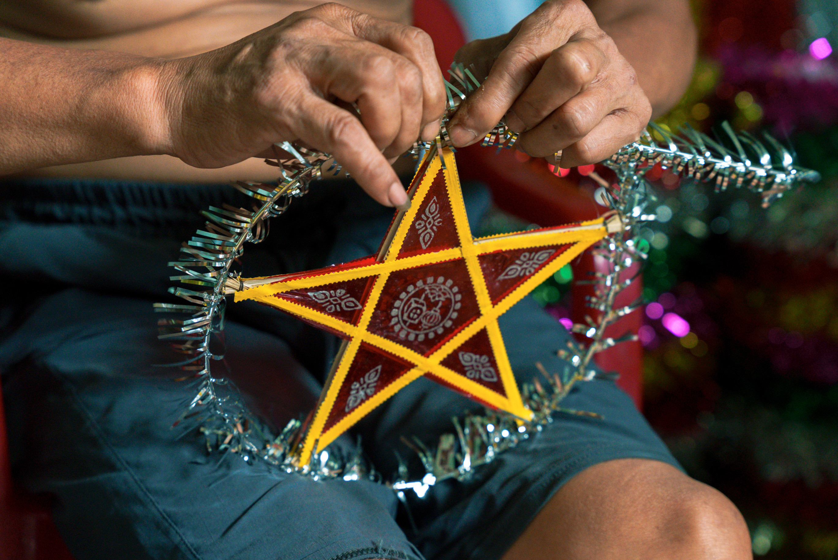 Làng Báo Đáp rộn ràng mùa Trung Thu, xuất xưởng hàng trăm nghìn đèn ông sao