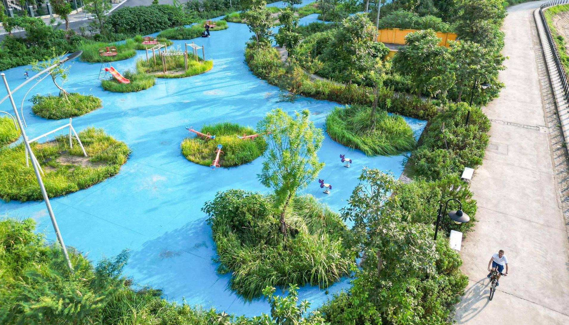 Công viên 744 tỷ đồng ở Hà Nội xây xong bỏ hoang, cỏ mọc um tùm