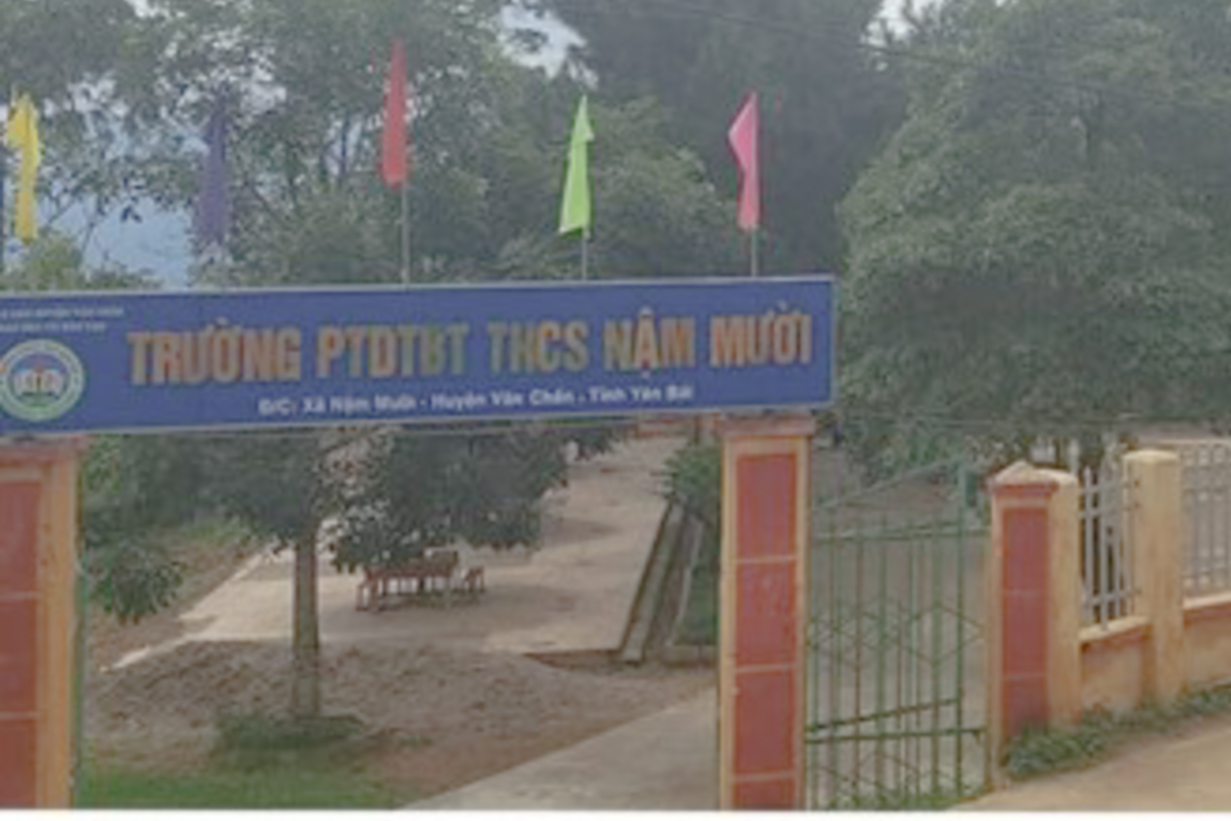 Trụ cổng trường đổ sập, 2 anh em ruột chết thương tâm