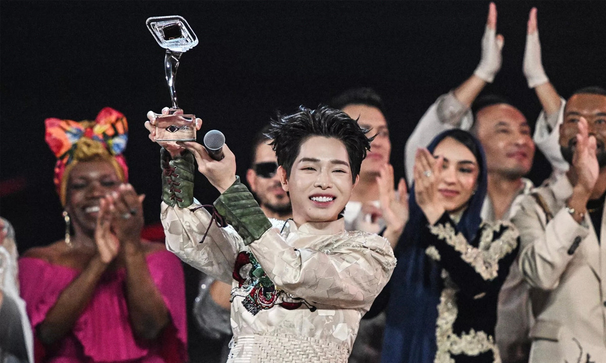 Thủ tướng biểu dương thành tích của Đức Phúc tại cuộc thi âm nhạc Intervision