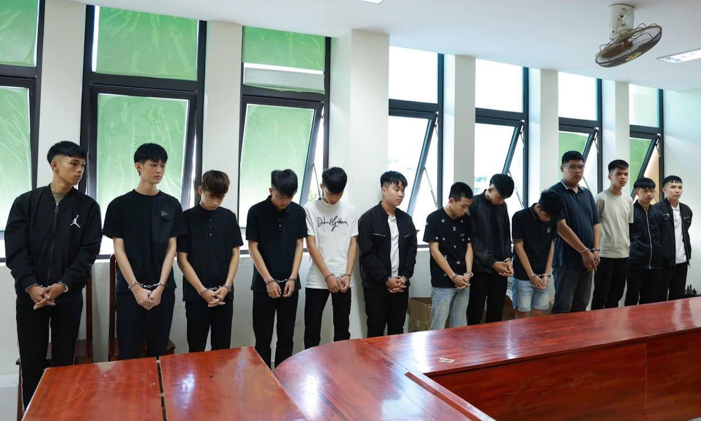 Nhóm côn đồ bắt 2 thanh thiếu niên ở Quảng Trị lên xe, chở đi đánh đập