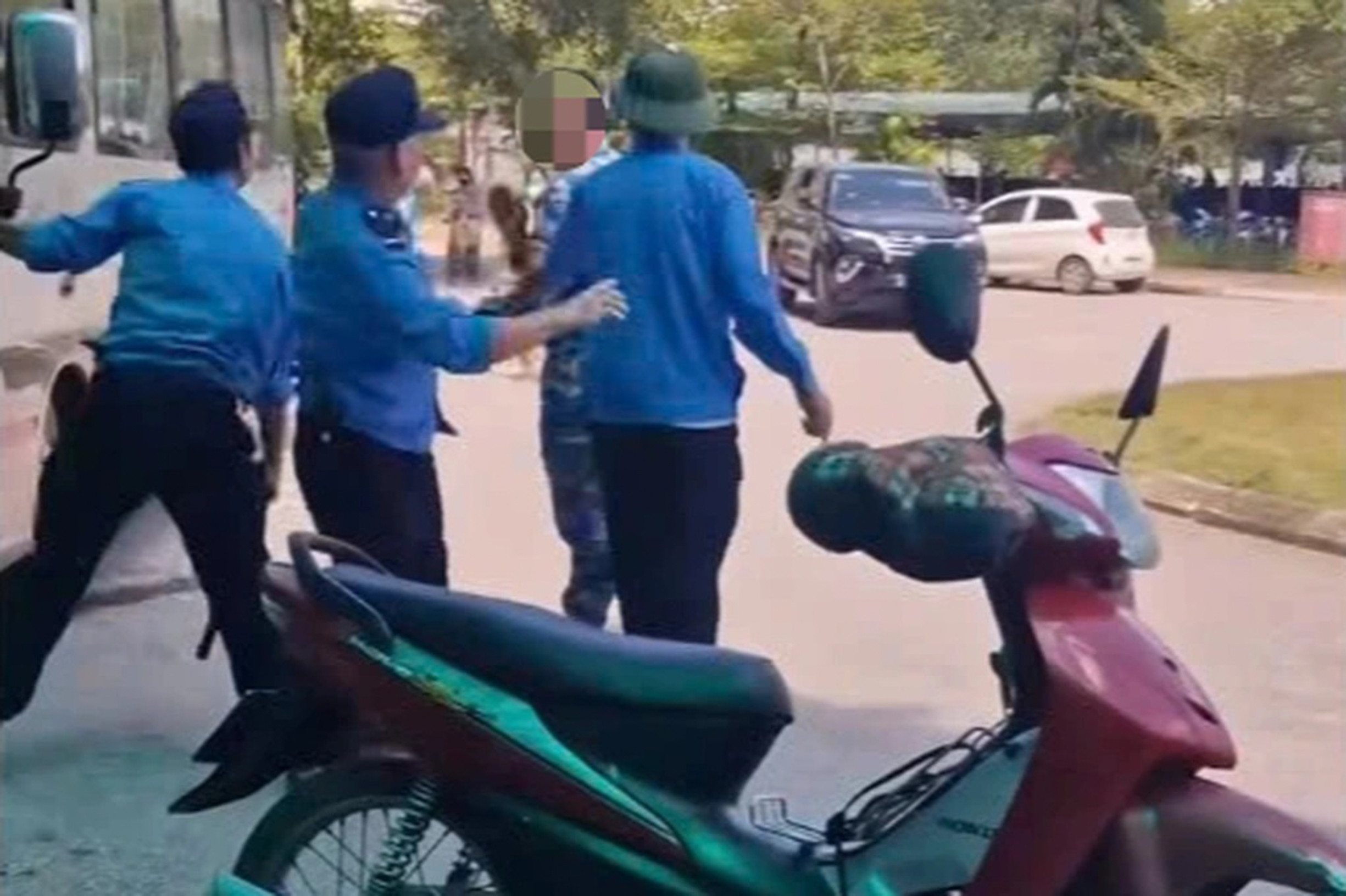 Khởi tố 3 bảo vệ bệnh viện tấn công tài xế xe ôm ở Lào Cai