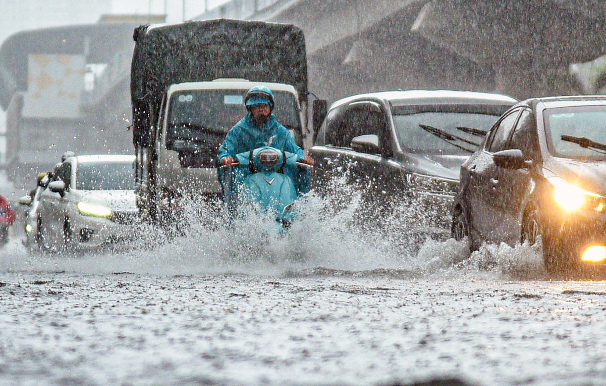 Dự báo thời tiết 24/9: Siêu bão Ragasa giảm cấp nhanh, miền Bắc mưa như trút