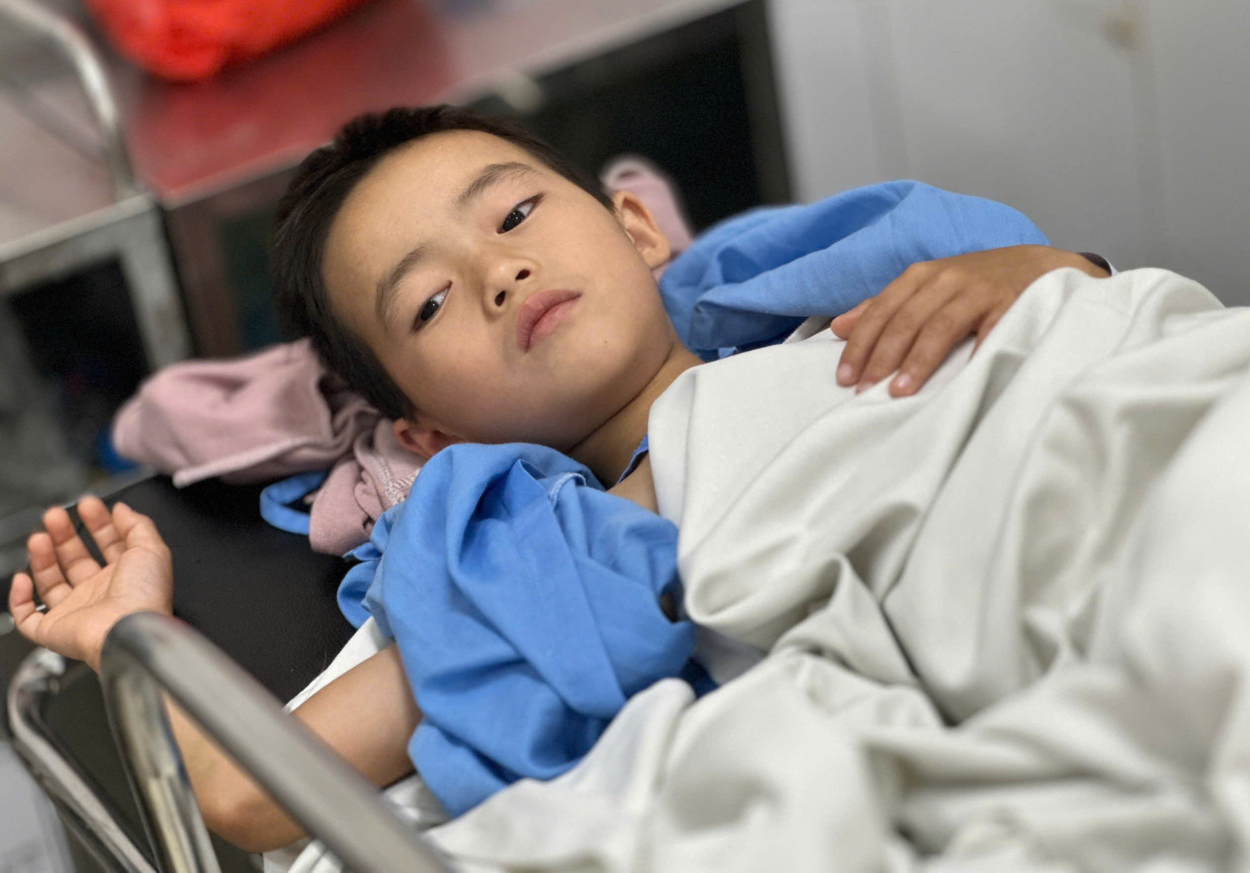 Chuyến đi đầu tiên rời bản của người mẹ nghèo để cứu chân con trai