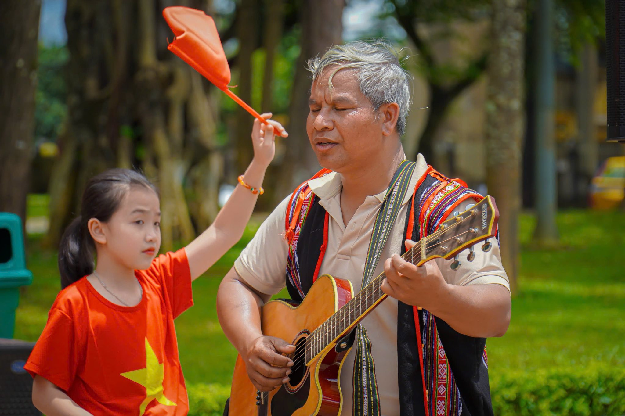 Người đàn ông Jarai độc thân làm cha của 11 em nhỏ bị bỏ rơi 