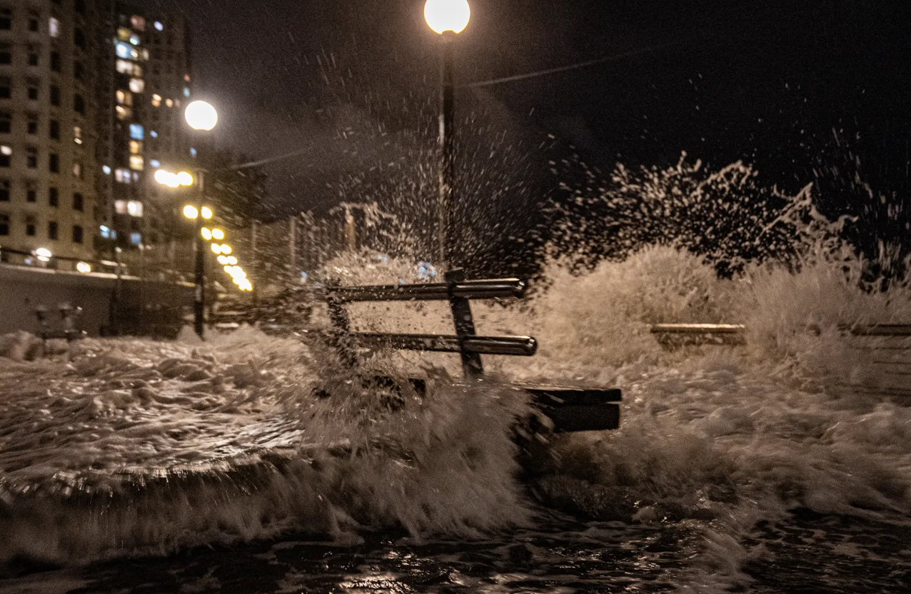 Siêu bão Ragasa đổ bộ, Hong Kong nâng cảnh báo bão lên mức cao nhất
