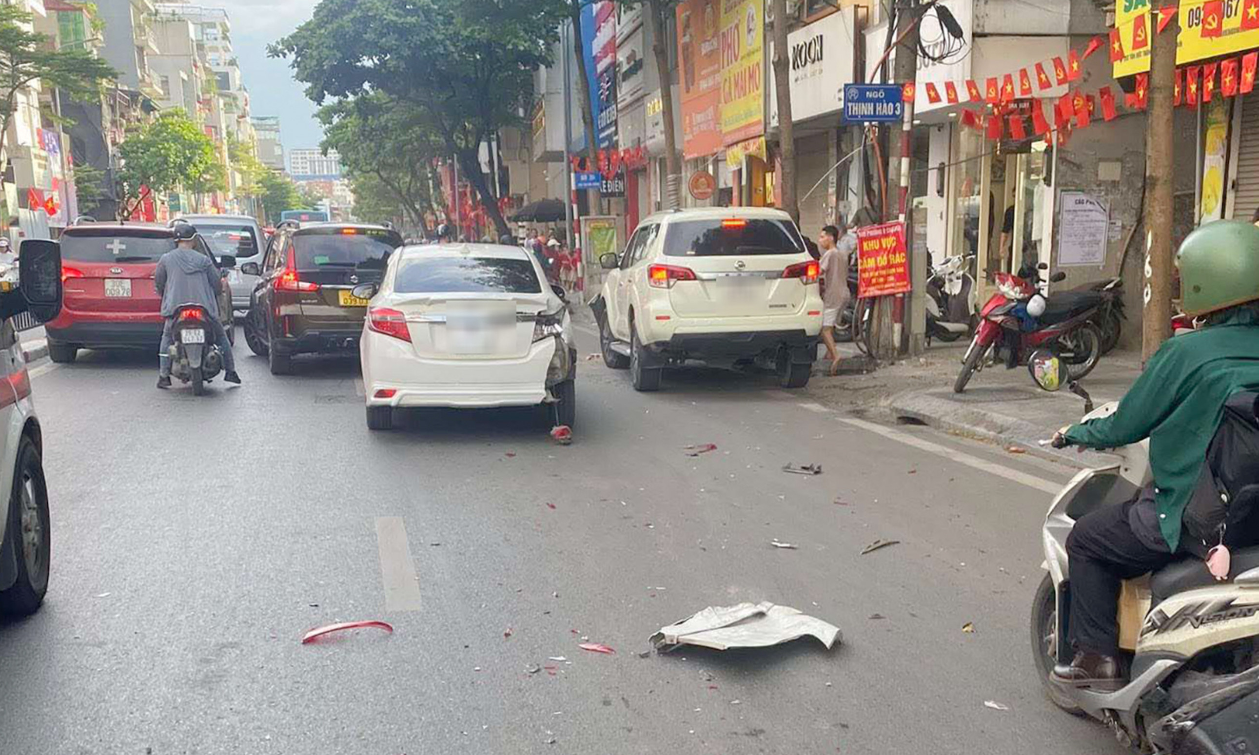 Ô tô tông liên hoàn vào nhiều phương tiện trên phố Hà Nội, 4 người bị thương