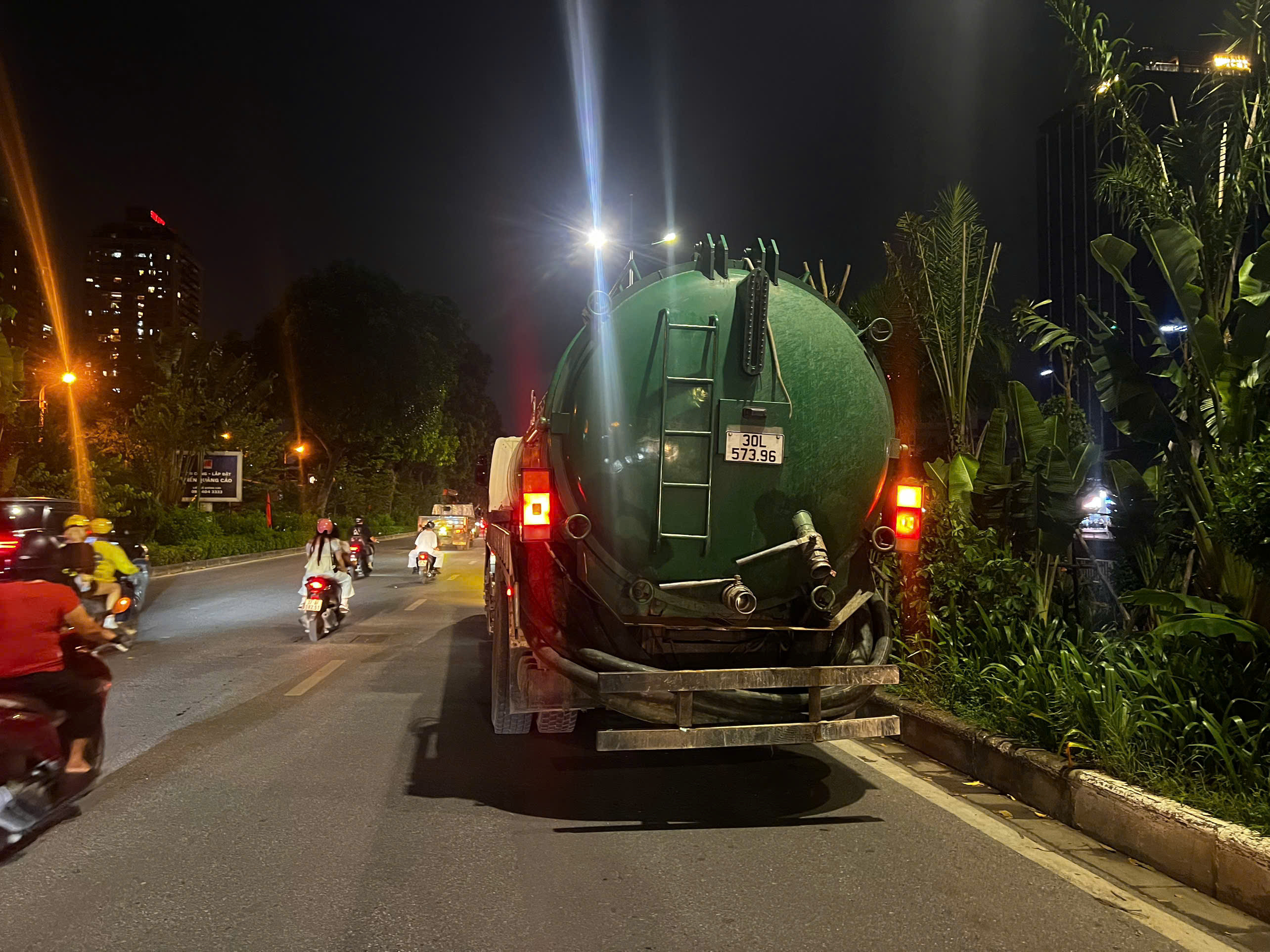 Bắt giữ 3 kẻ hút bể phốt xả chất thải trực tiếp xuống sông Tô Lịch