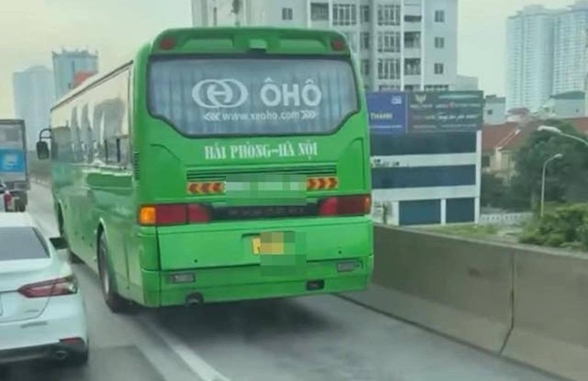 Xử phạt tài xế xe khách đi vào làn khẩn cấp trên đường Vành đai 3 trên cao