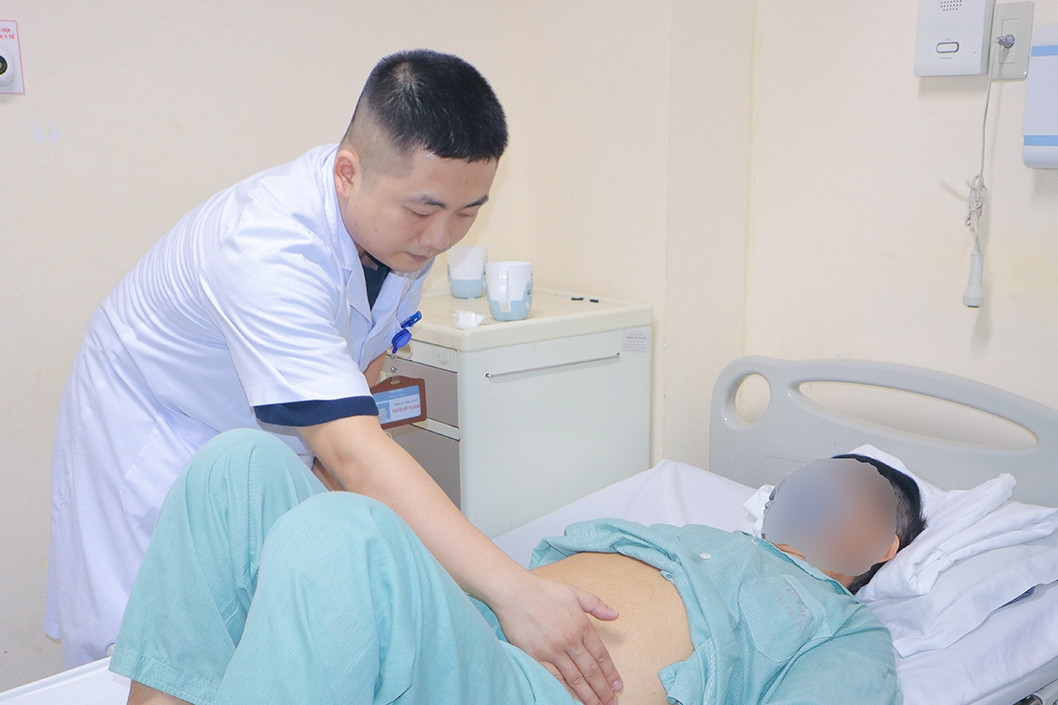 Cụ ông cùng lúc mắc ba bệnh, mang khối u gần 3kg