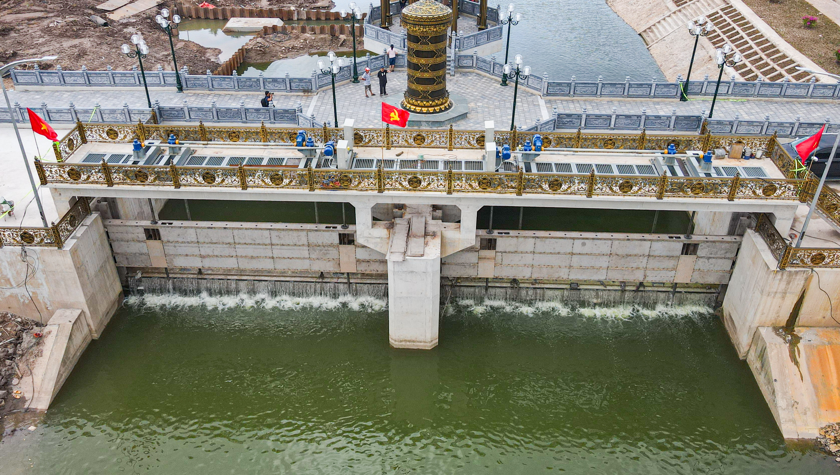 Đập dâng đầu tiên hoạt động, mang dòng nước xanh ‘hồi sinh’ sông Tô Lịch 