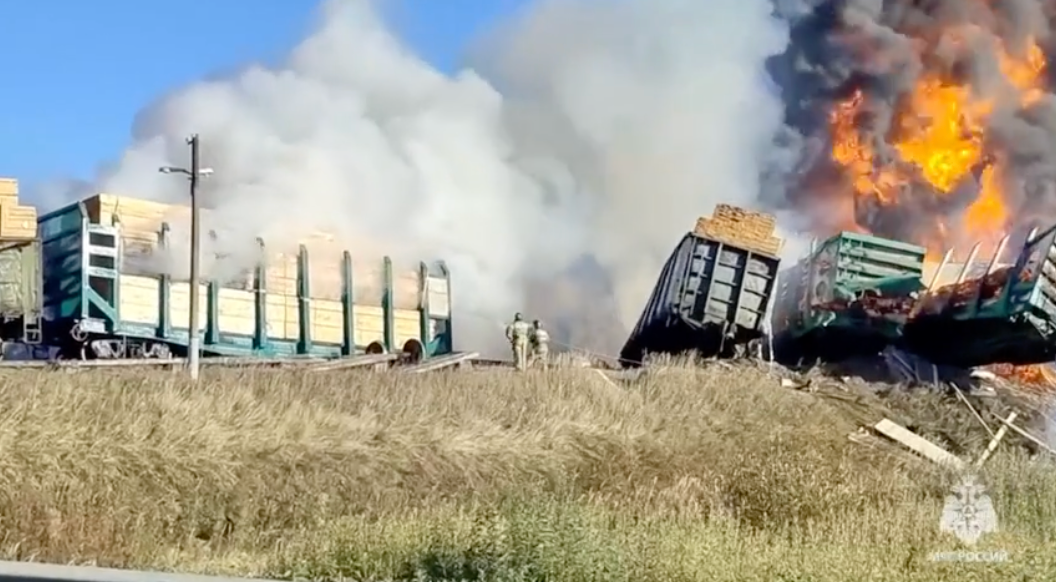 Khoảnh khắc tàu hoả trật bánh gây ra hoả hoạn lớn tại Nga