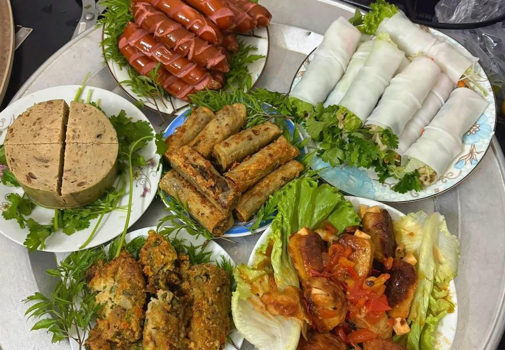 Tranh cãi quanh mâm cúng '4.0 thiếu mỗi trà sữa' của cô gái Hưng Yên