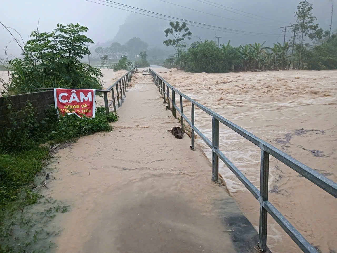 Miền Trung mưa trắng trời do bão Bualoi, nhiều nơi ngập sâu, cô lập