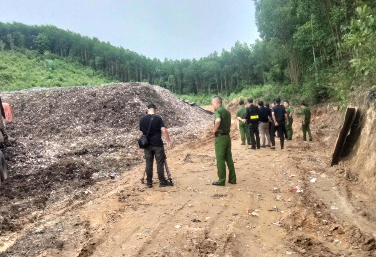 2 nhân viên chở lượng lớn chất thải từ nhà máy đi chôn lấp trái phép