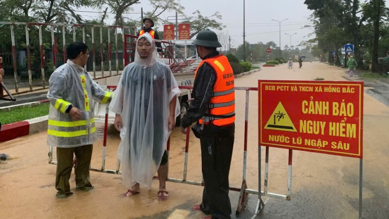 Mưa như trút nước, đường phố Huế và Quảng Trị thành sông