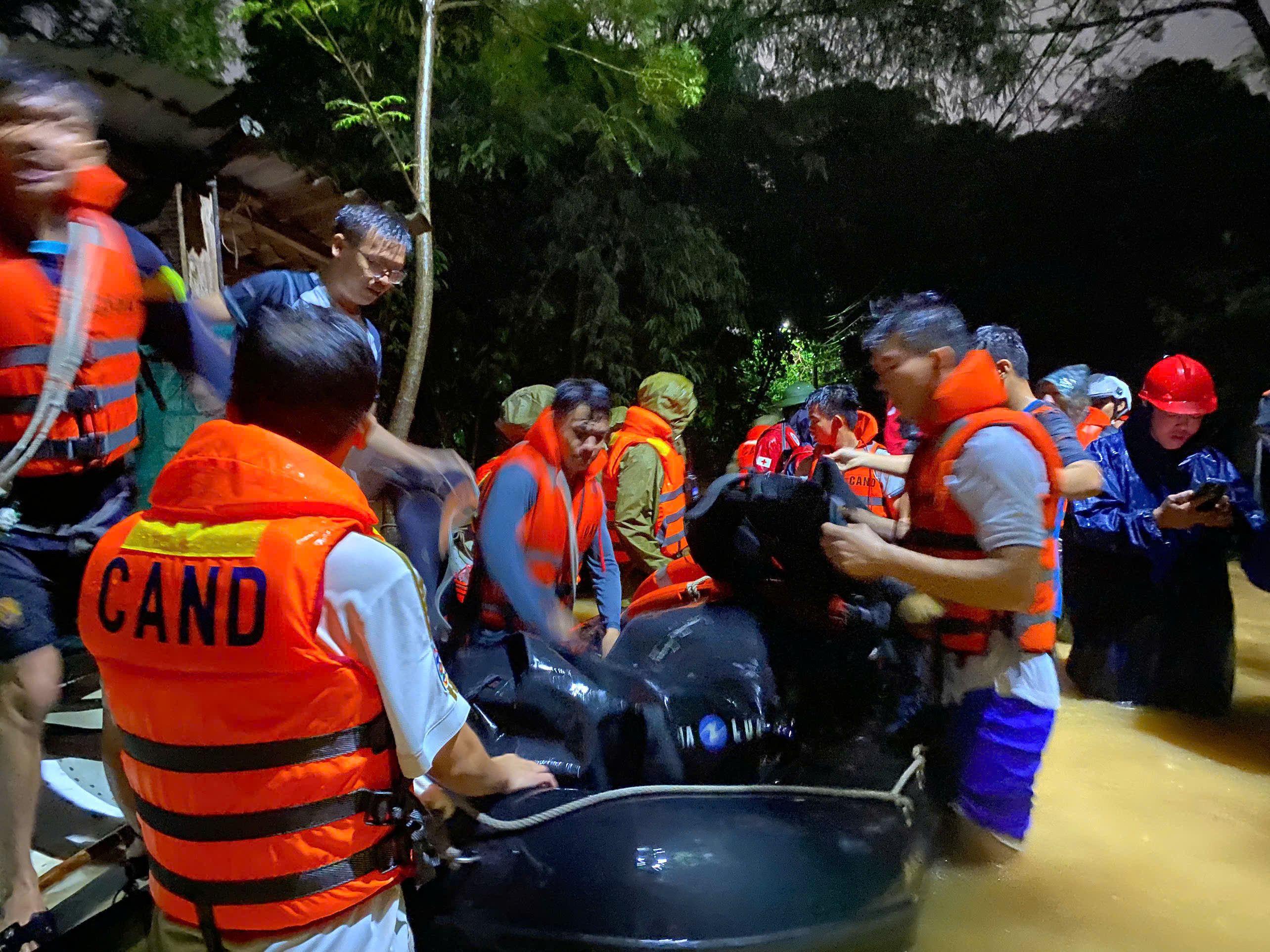 Xót xa người phụ nữ mất tích giữa dòng nước dữ khi ra bến xe về quê