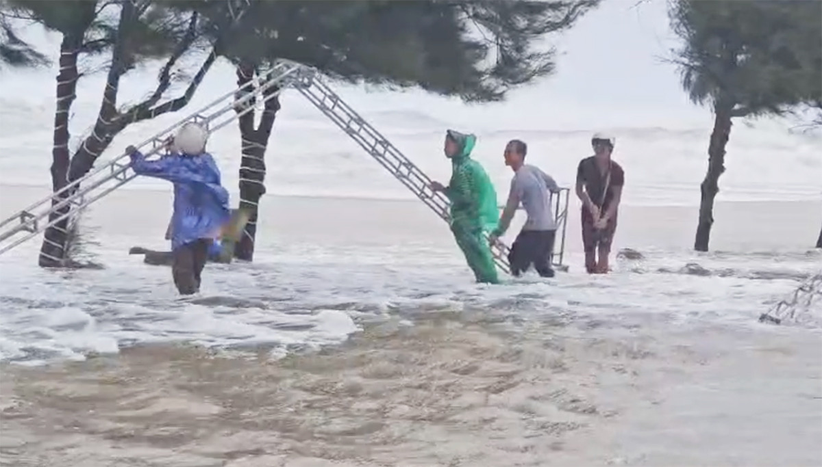 Bão số 10 Bualoi mạnh cấp 12 cách TP Huế 125km, gió mạnh từ Thanh Hoá - Quảng Trị