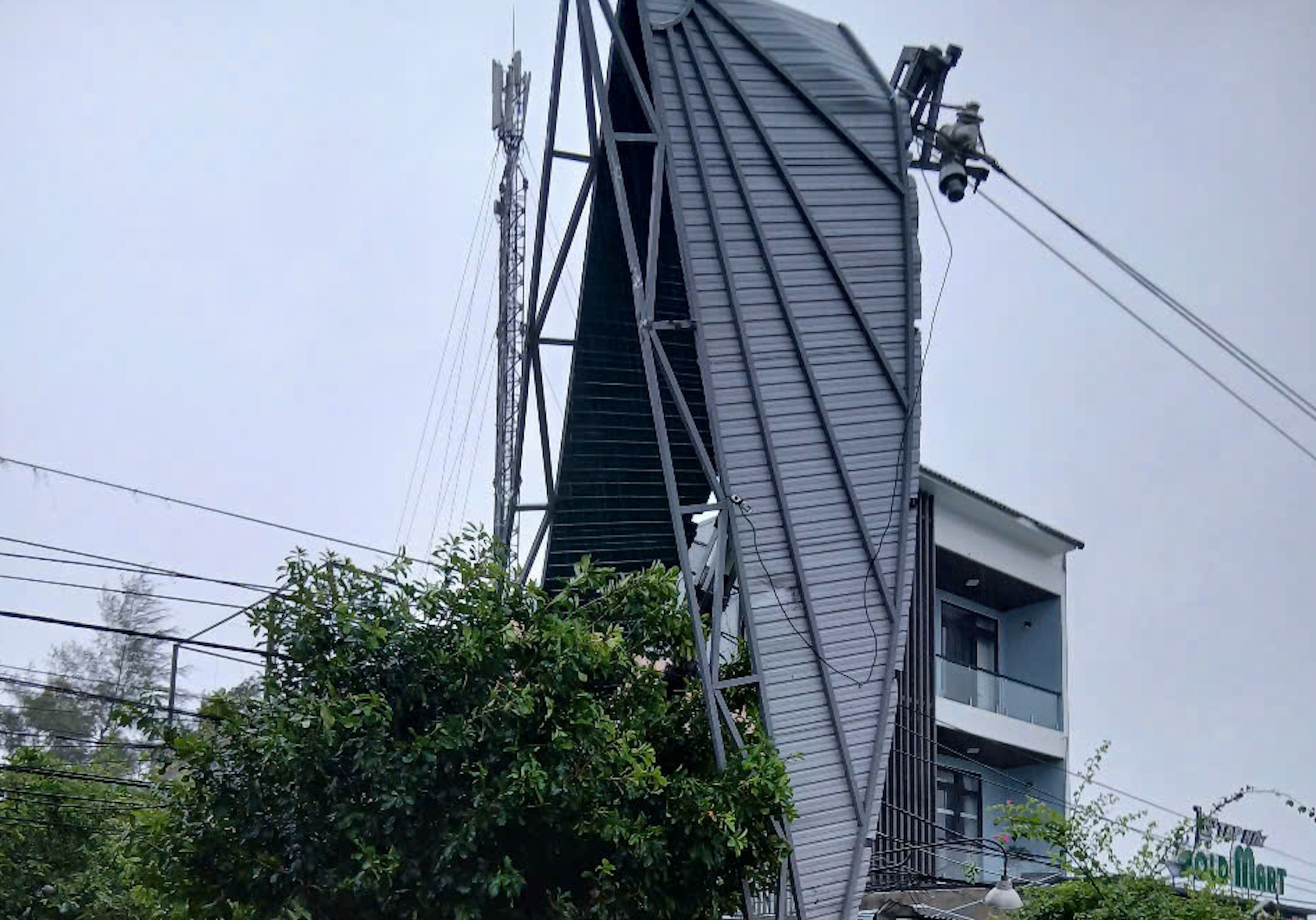 Bão số 10 cuốn bay mái nhà, quật đổ cây ở Huế, dân Quảng Trị vào hầm trú ẩn