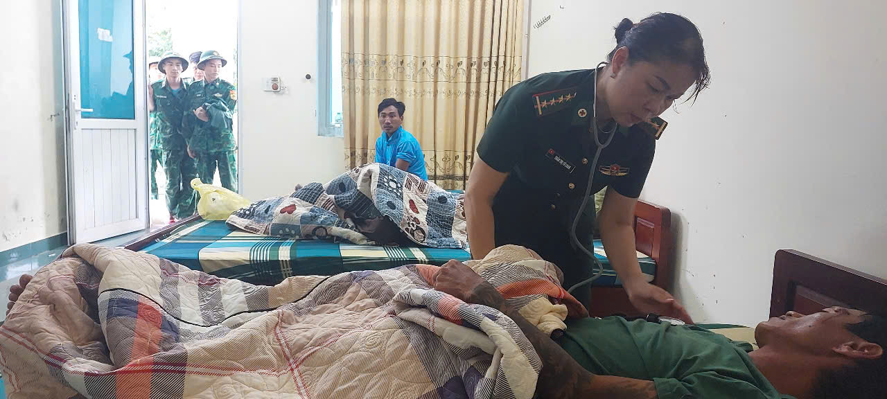 2 tàu cá gặp nạn khi tránh bão số 10: Cứu 9 thuyền viên, 2 người mất tích