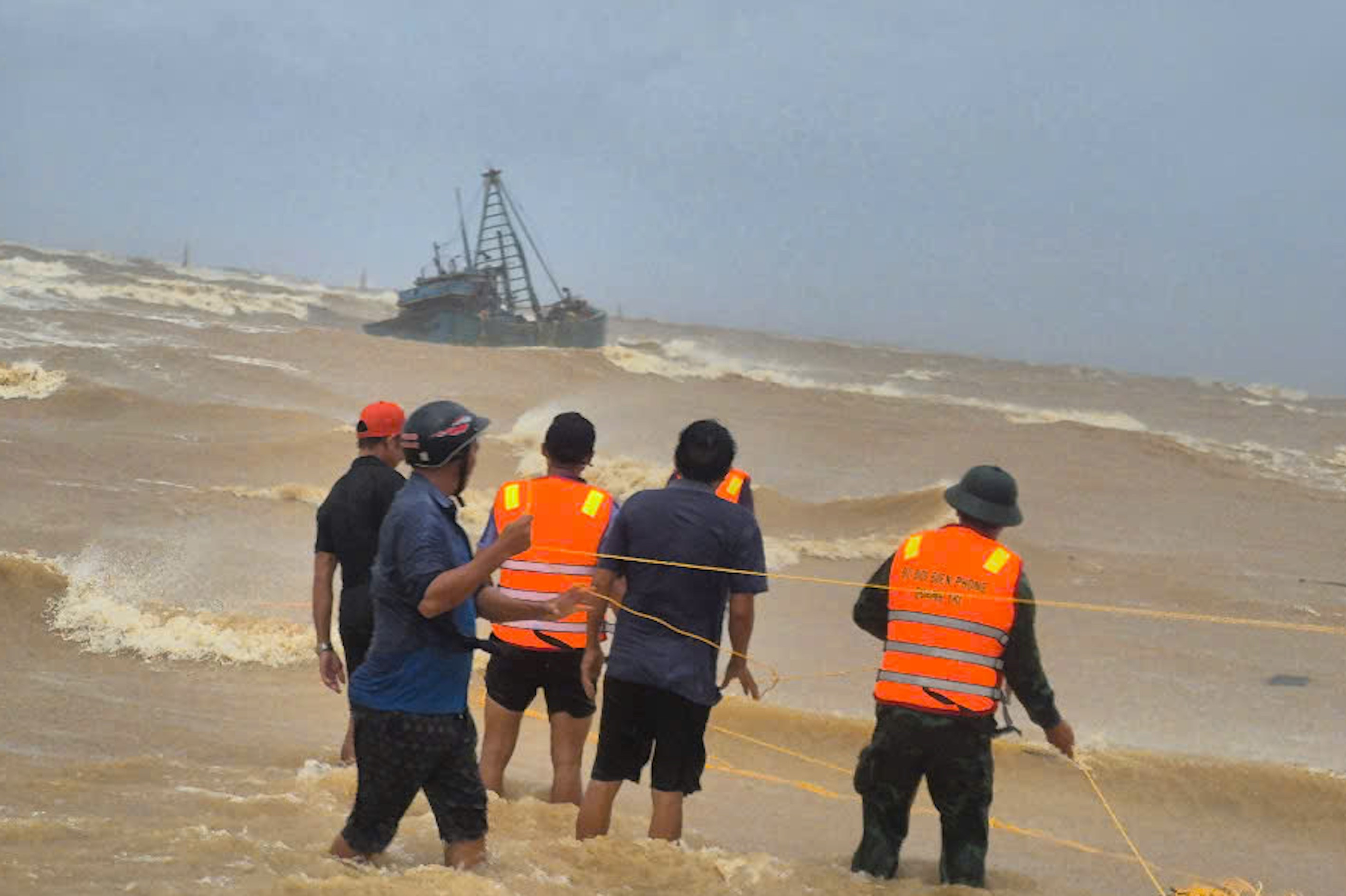 2 tàu cá với 11 thuyền viên của TP.HCM gặp nạn lúc vào trú bão ở Quảng Trị