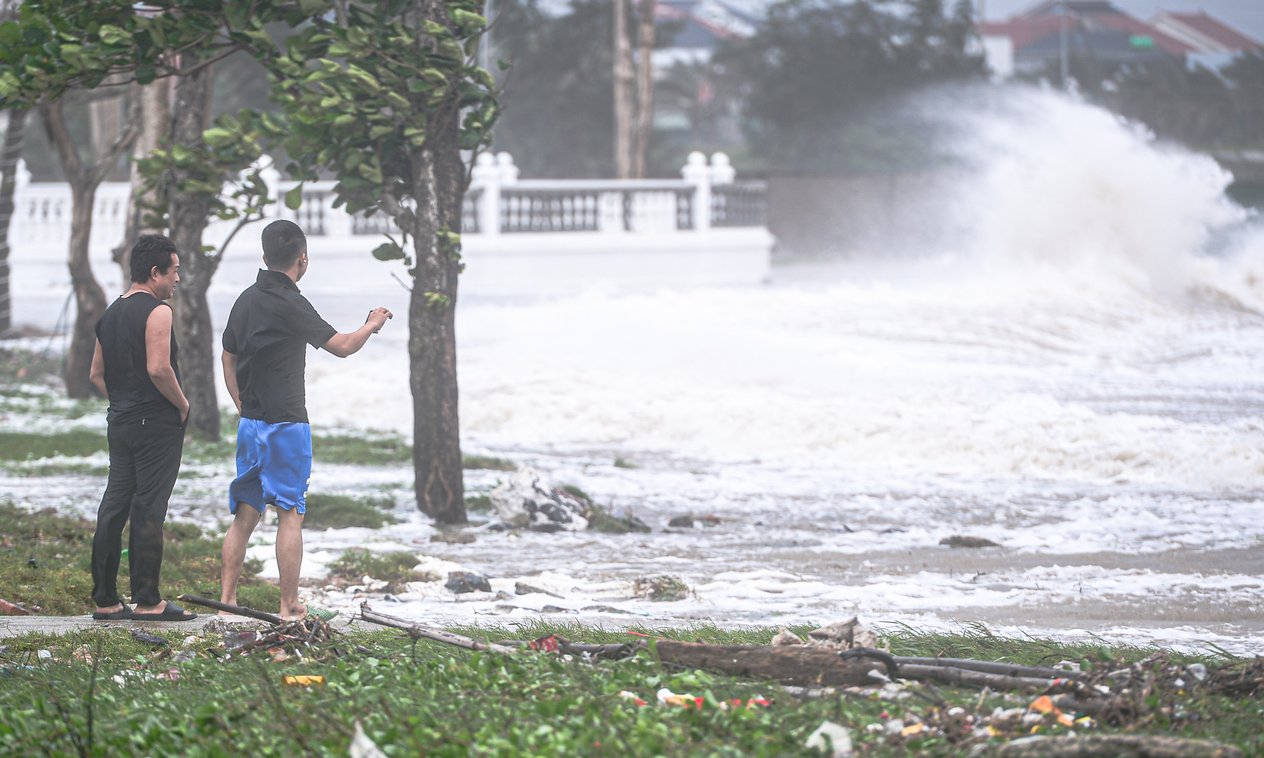 Nghệ An: Sóng cao 3m dữ dội trước bão, nhiều người vẫn liều lĩnh ra kè ngắm biển