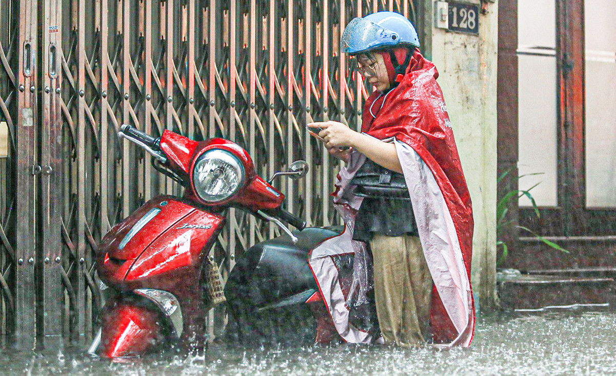 Hà Nội cao điểm mưa lớn đêm nay và rạng sáng mai, nguy cơ ngập úng ngày đầu tuần