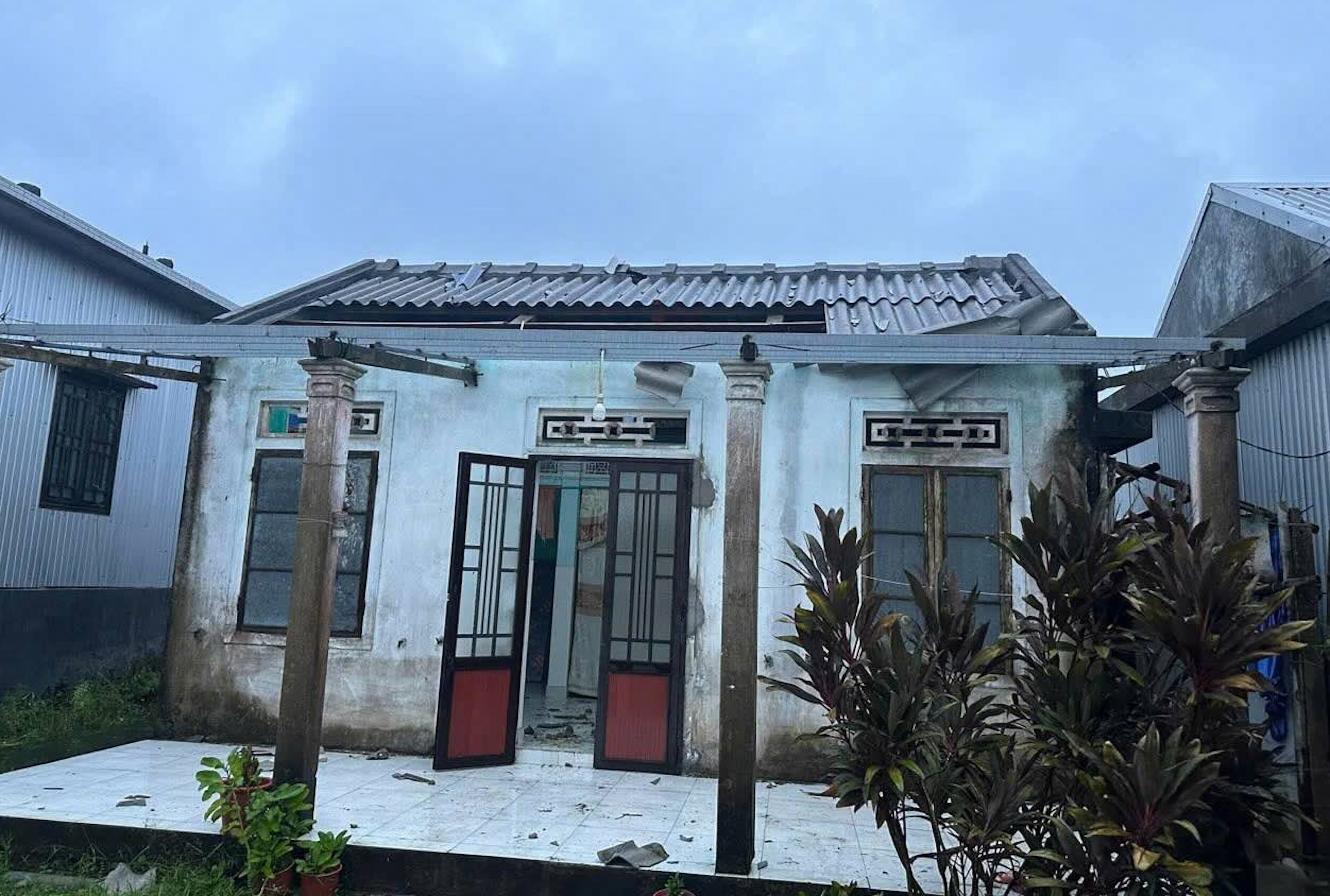 Bão Bualoi chưa đổ bộ, lốc xoáy đã cuốn bay hơn 70 mái nhà ở Huế 